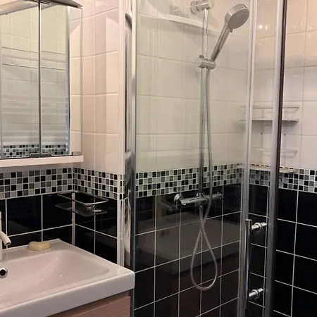 A Avec Acces Direct A La Et Parking Privatif - Fr-1-465-132