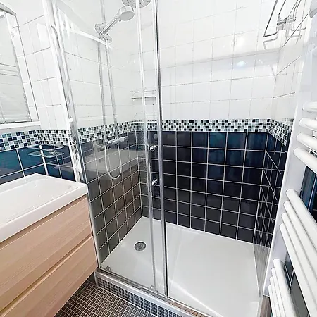 Apartamento à Avec Accès Direct à La Et Parking Privatif - Fr-1-465-132